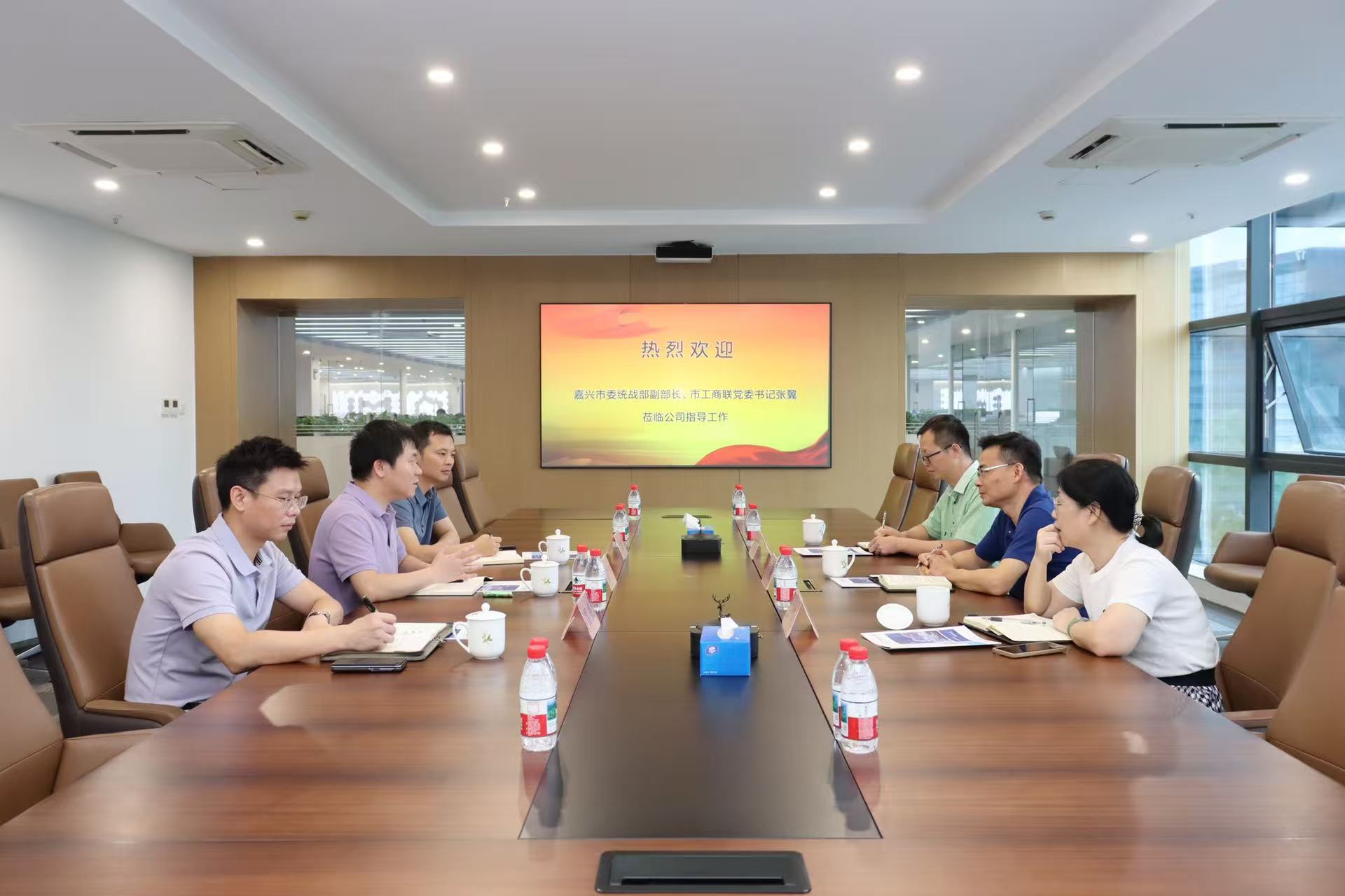 嘉興市委統(tǒng)戰(zhàn)部副部長(zhǎng)、市工商聯(lián)黨委書(shū)記張翼蒞臨公司調(diào)研